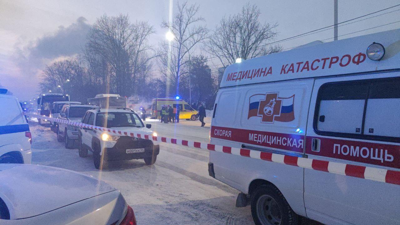 Фото Опубликованы кадры обрушения ТЦ в Новосибирске: 30 страшных фото ЧП 11